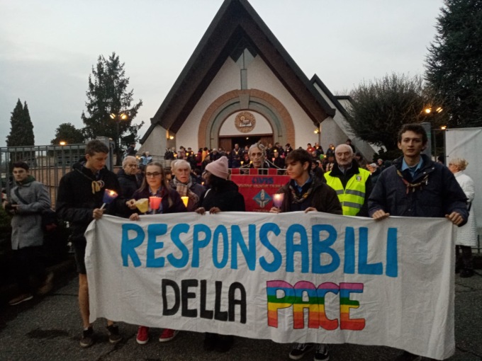 Fiaccolata per la pace a Merate, in tanti invocano la fine del conflitto in Ucraina