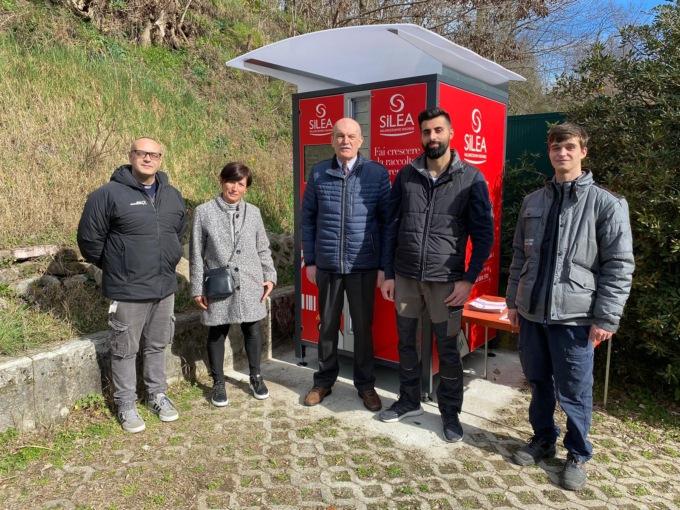 Nuovo distributore di sacchi rossi a Castello e Colle Brianza