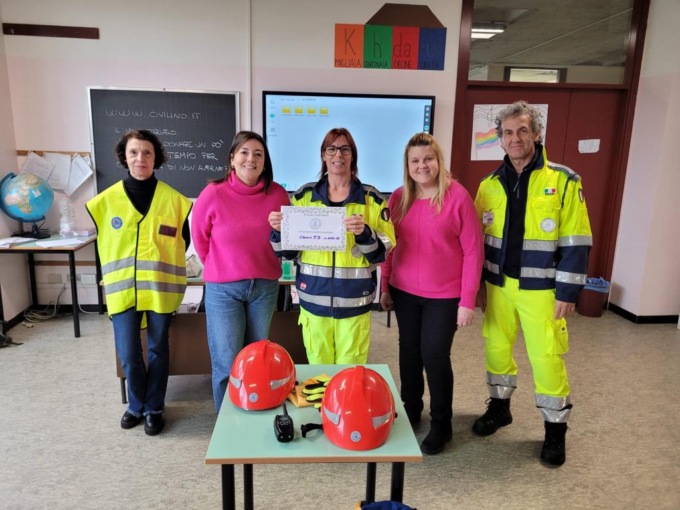 Angeli in tuta gialla in classe a Barzanò