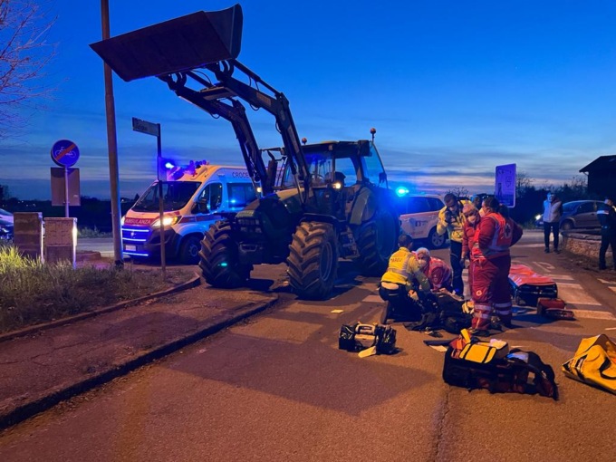 Scontro tra moto e trattore: giovane centauro in codice rosso