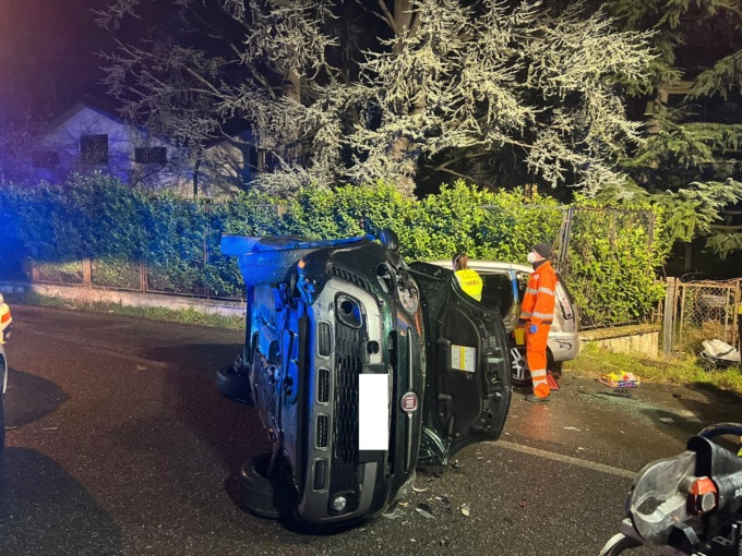 Incidente in tarda serata, un’auto ribaltata
