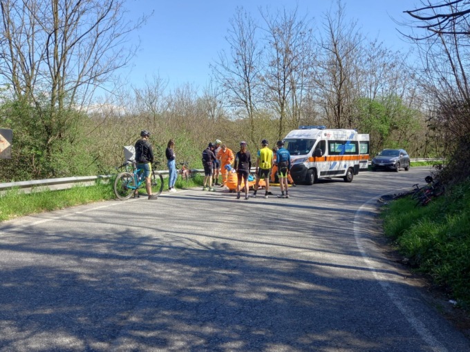 Ciclista caduto a Lomagna, trasportato in ospedale