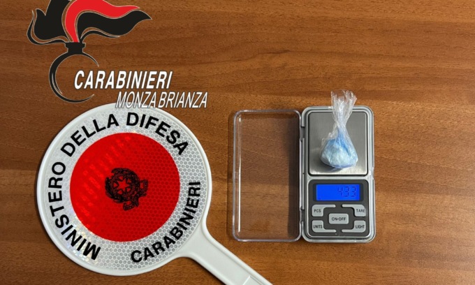 Scappa con la droga nelle mutande e senza patente