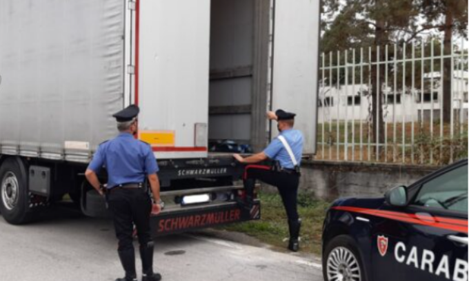 Rumori nel rimorchio, trovati 4 profughi afghani