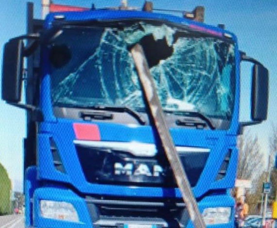 Brusca frenata e la putrella trapassa la cabina di guida