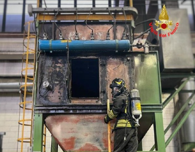 Incendio in azienda: mobilitate 3 squadre di Vigili del fuoco
