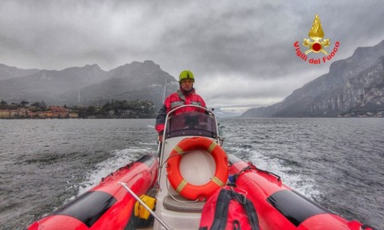 I Vigili del fuoco salvano due persone su una barca alla deriva