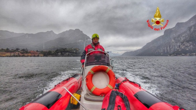 I Vigili del fuoco salvano due persone su una barca alla deriva