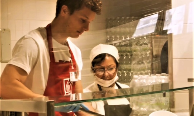 Filippo Tortu volontario per un giorno alla mensa dei poveri