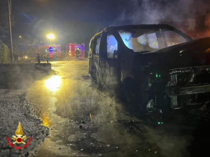 Incendio: un’autovettura in fiamme