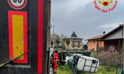 Scontro tra un tir e un furgone che finisce nel giardino di una casa: ferito un 23enne