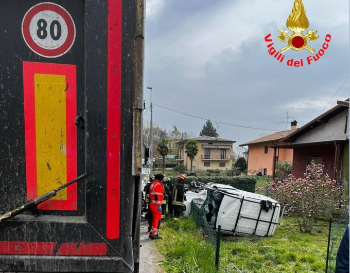 Scontro tra un tir e un furgone che finisce nel giardino di una casa: ferito un 23enne