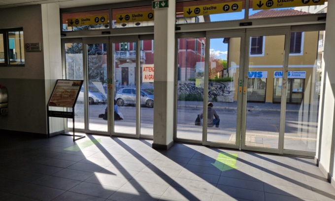 Senzatetto spacca le porte della stazione, fermato da un pendolare con lo spray al peperoncino