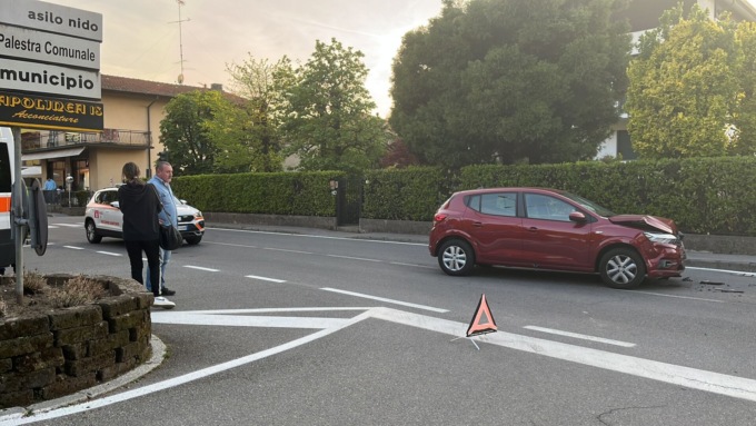 Scontro tra due auto in Via Roma a Cassago
