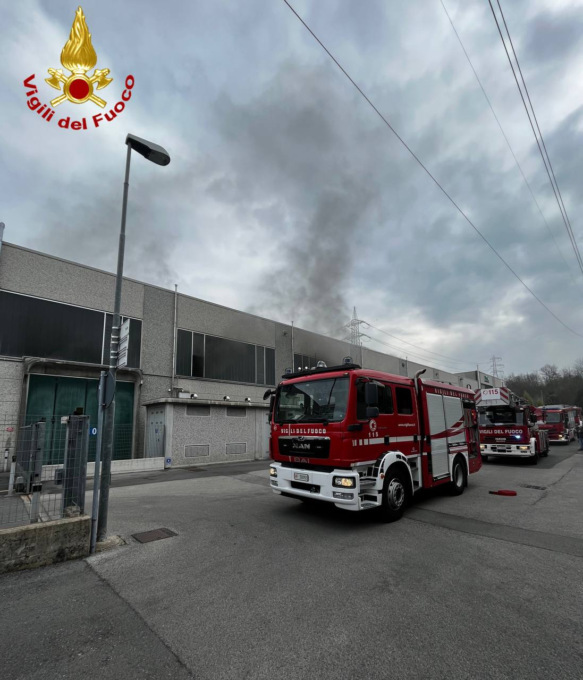 Incendio in un capannone, quattro mezzi sul posto