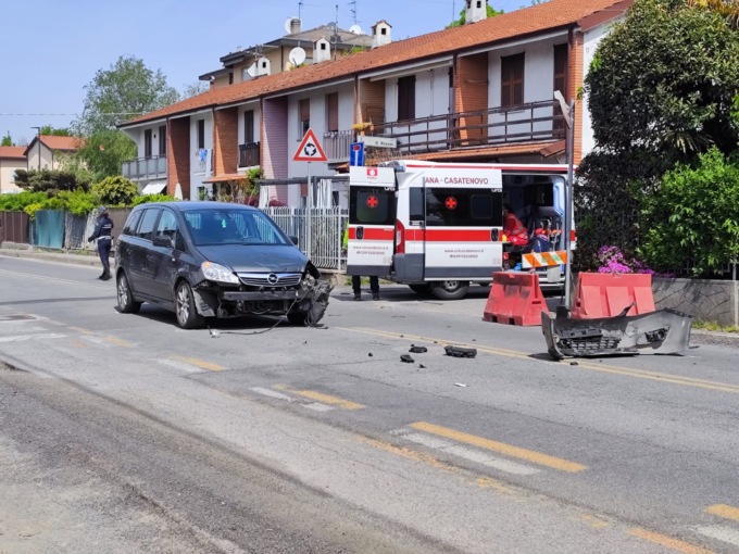 Incidente auto moto, donna trasportata in ospedale