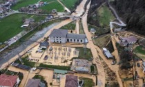 Rottura di una tubatura, fiume d'acqua travolge un paese