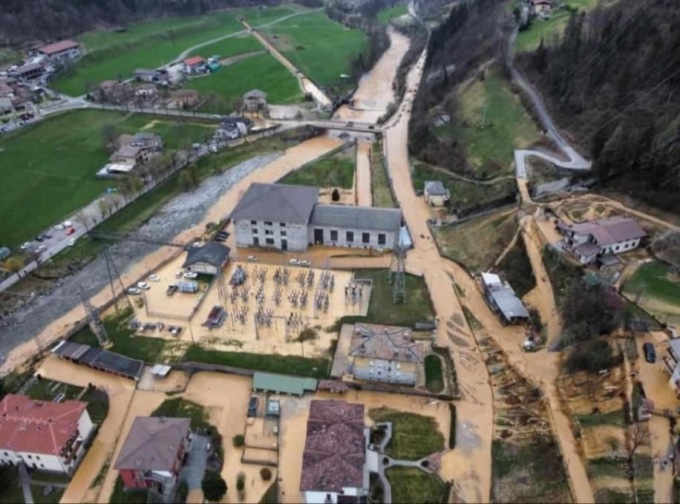 Rottura di una tubatura, fiume d’acqua travolge un paese