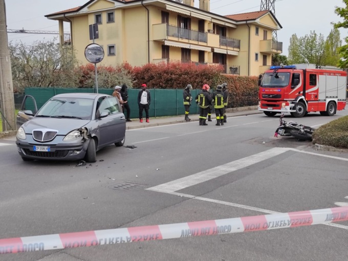 Scontro fra auto e moto, in ospedale un 19enne