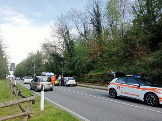 Caduta da moto: soccorsi un ragazzo e una ragazza