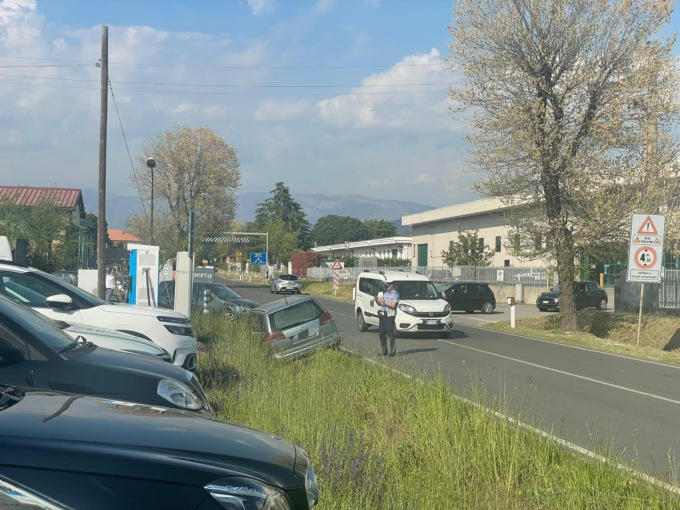 Incidente alla Sernovella, auto nel fosso a bordo strada