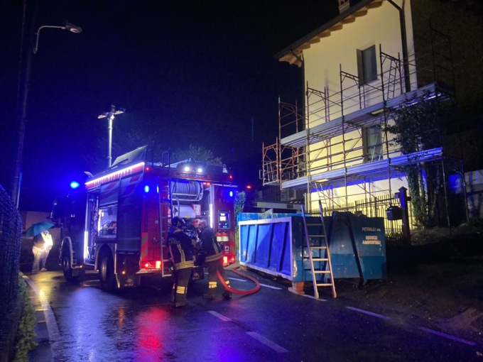 A Valgreghentino fulmine colpisce una casa: uomo trasportato in ospedale