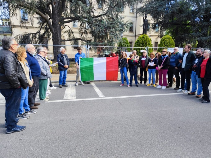Flash mob del circolo Pd di Merate per contestare l’Amministrazione comunale