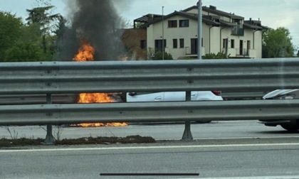 Auto in fiamme all'imbocco della Tangenziale