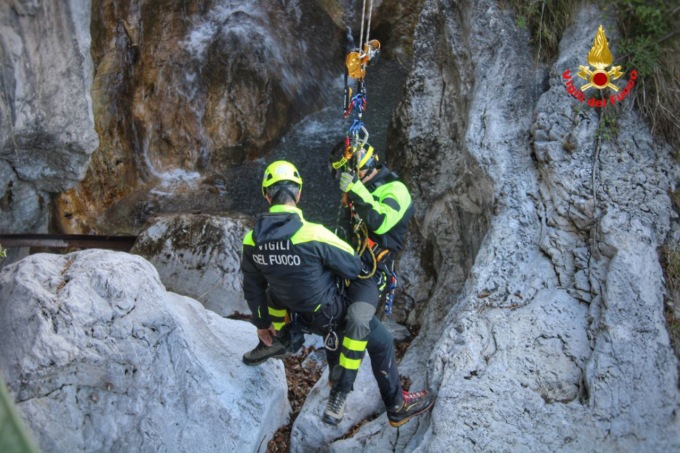 Esercitazione dei Vigili del fuoco: simulato il salvataggio in una gola