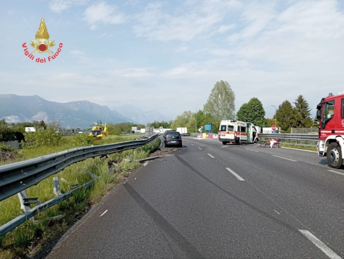 Auto e ambulanza si scontrano in super: quattro feriti
