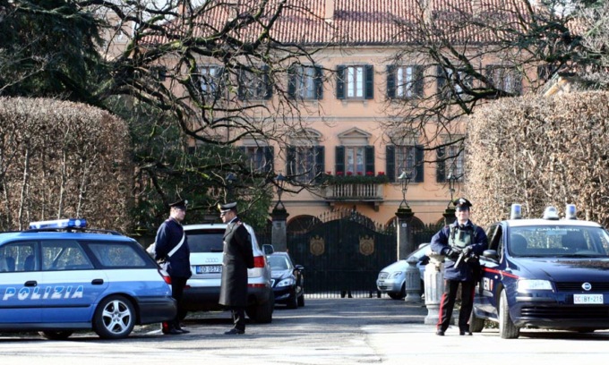 Cerca di entrare nella villa di Berlusconi: “E’ mio papà”. Arrestato