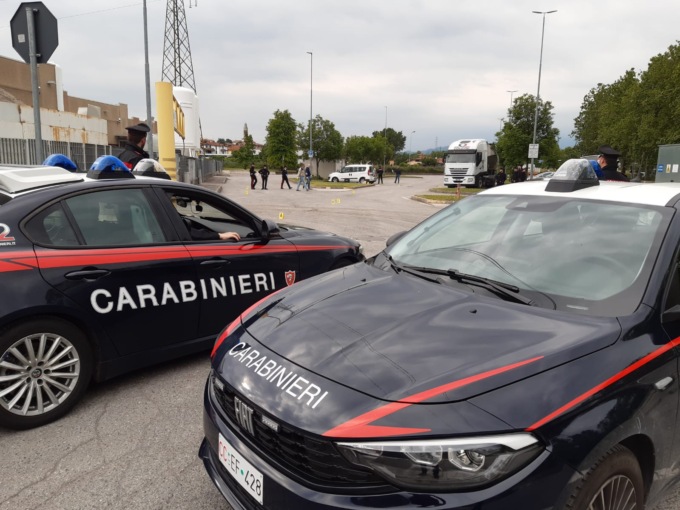 Sparatoria fra bande, bossolo e sangue sull’asfalto