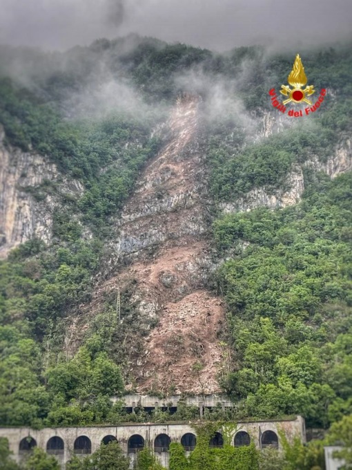 Frana di Fiumelatte: sospesi i treni nel weekend, i sindaci insorgono