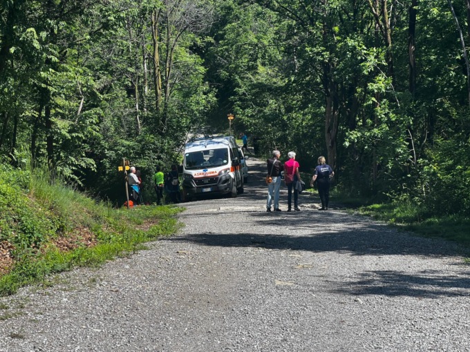 Scivola nei boschi, donna trasportata in ospedale