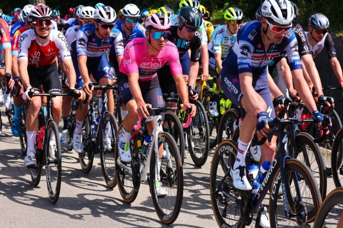 Giro d’Italia nel Meratese e Val San Martino, domenica occhio alle strade chiuse