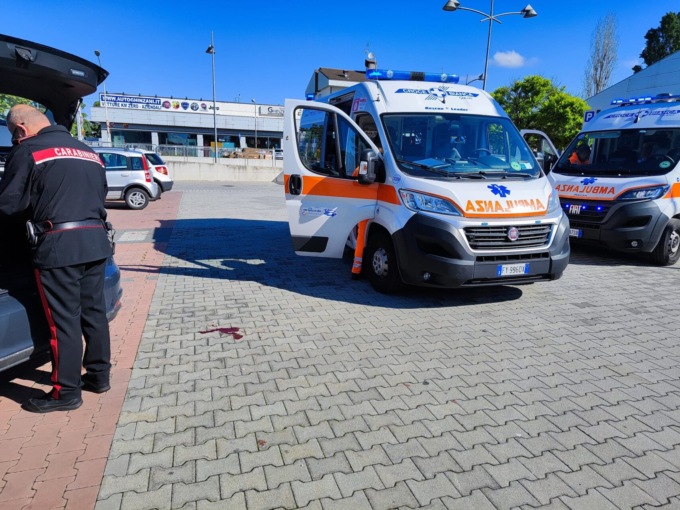 Folle aggredisce due donne con una spranga