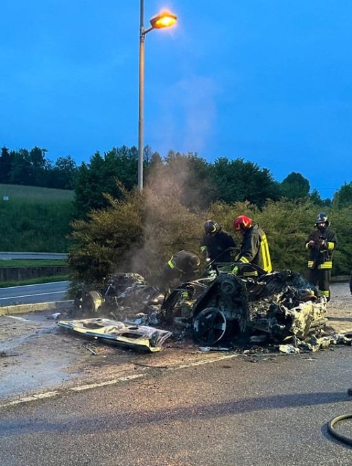 Incendio in piena notte, un’auto è esplosa