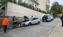 Incidente, auto si schianta contro il semaforo