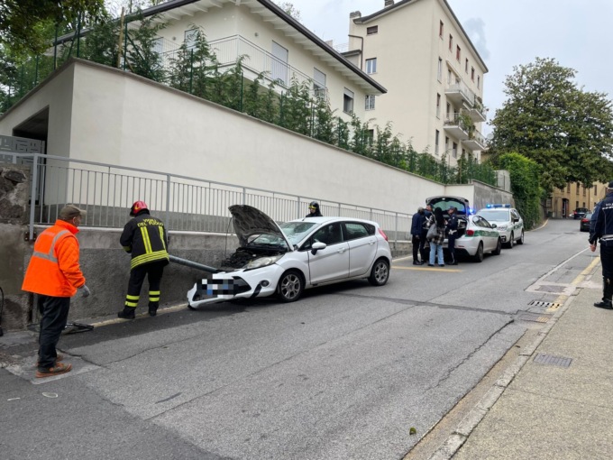 Incidente, auto si schianta contro il semaforo