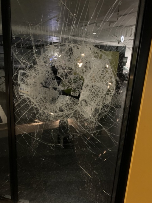 Scappa dall’ospedale, dà in escandescenza e danneggia auto e vetrine