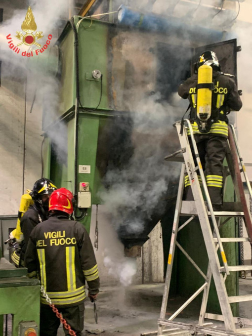 Incendio in azienda, a fuoco un macchinario