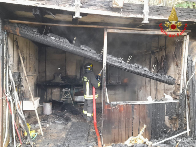 Incendio in un capanno agricolo all’alba di oggi