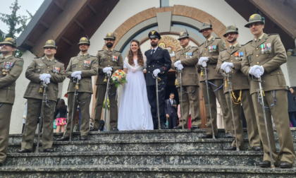 Le nozze tra l'alpino e il maresciallo: l'amore è sbocciato in missione