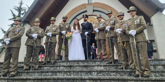 Le nozze tra l’alpino e il maresciallo: l’amore è sbocciato in missione