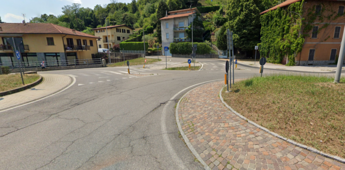 Bimbo di due anni da solo in strada: soccorso da passanti e Polizia locale