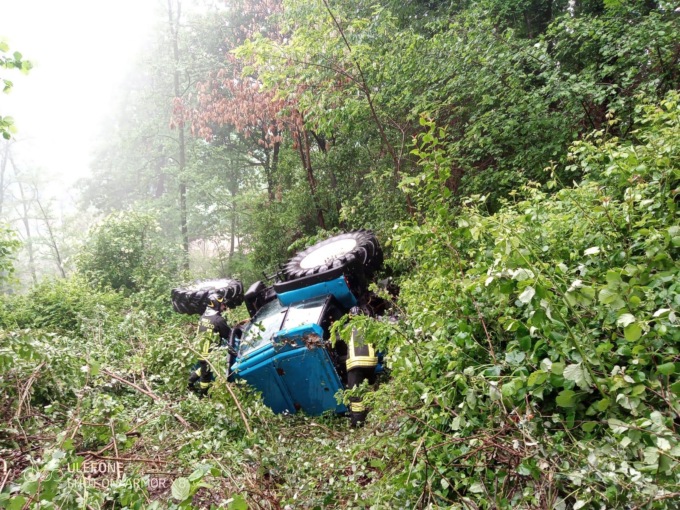 Trattore rubato abbandonato nei boschi