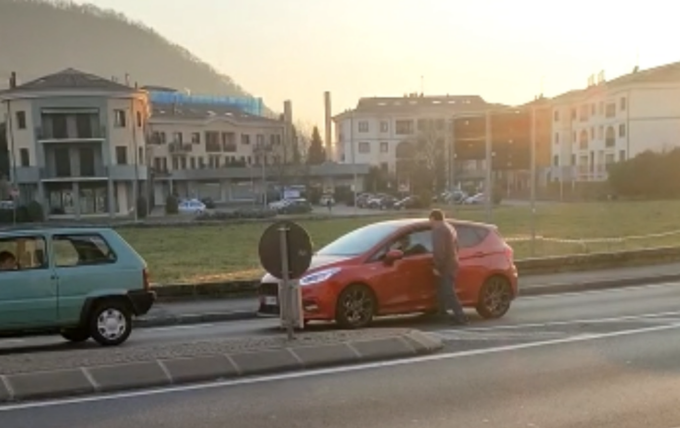 Dito medio e insulti, la lite per strada diventa virale