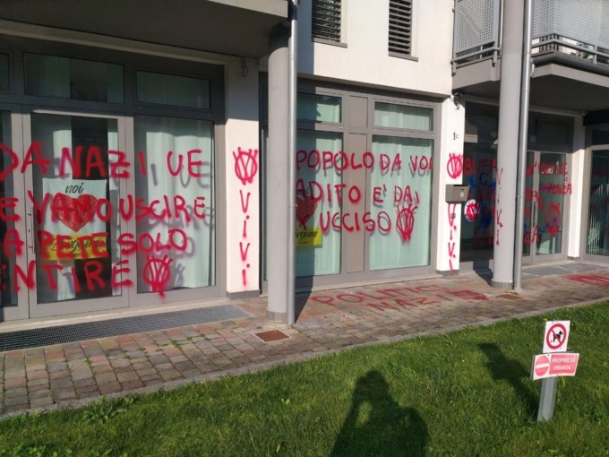 Vandalizzata la sede della Lega con scritte no-vax