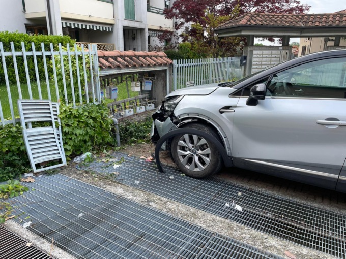 Auto contro i contatori, paura per la fuga di gas