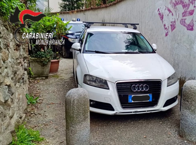 Fugge a folle velocità dai Carabinieri ma imbocca una strada senza uscita